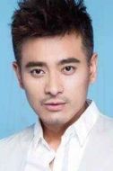 姜?jiǎng)傥? /><p>姜?jiǎng)傥?演員：陳龍</p>王熾表哥姜庚的兒子，認(rèn)定王熾是自己的殺父仇人，于是以美色收買(mǎi)了昆明年輕的古董商劉海敬出面，多人合謀，妄圖一舉搞垮王熾的商號(hào)，以報(bào)當(dāng)年血海深仇。</li><li><img src=