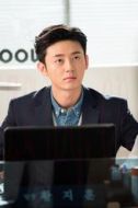 黃知?jiǎng)? /><p>黃知?jiǎng)?演員：李知?jiǎng)?/p>33歲，E:WOO企劃B組組長，高好的前男友及現(xiàn)任上司。沒有半點(diǎn)虛肉，剛直、多情、表現(xiàn)力、靈活性為零。是一個(gè)動(dòng)作靈活敏捷的運(yùn)動(dòng)達(dá)人。</li><li><img src=