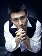 王震川（李乃文飾演）